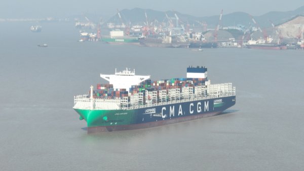 公赢网配资 海上“绿色带货王”首靠宁波舟山港，最大装载量达23876标准箱