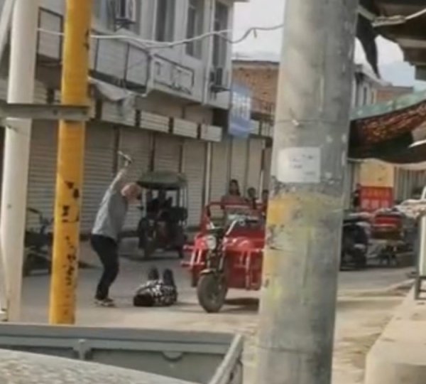 米升网 西安62岁男子当街殴打妻子, 警方: 行拘!