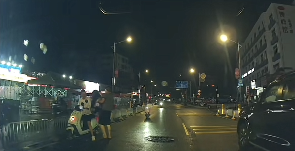 乾鑫配资 三男子凌晨街头欲将一疑似醉酒女子抬上车，路过车主及时喝止并送派出所，深圳警方回应